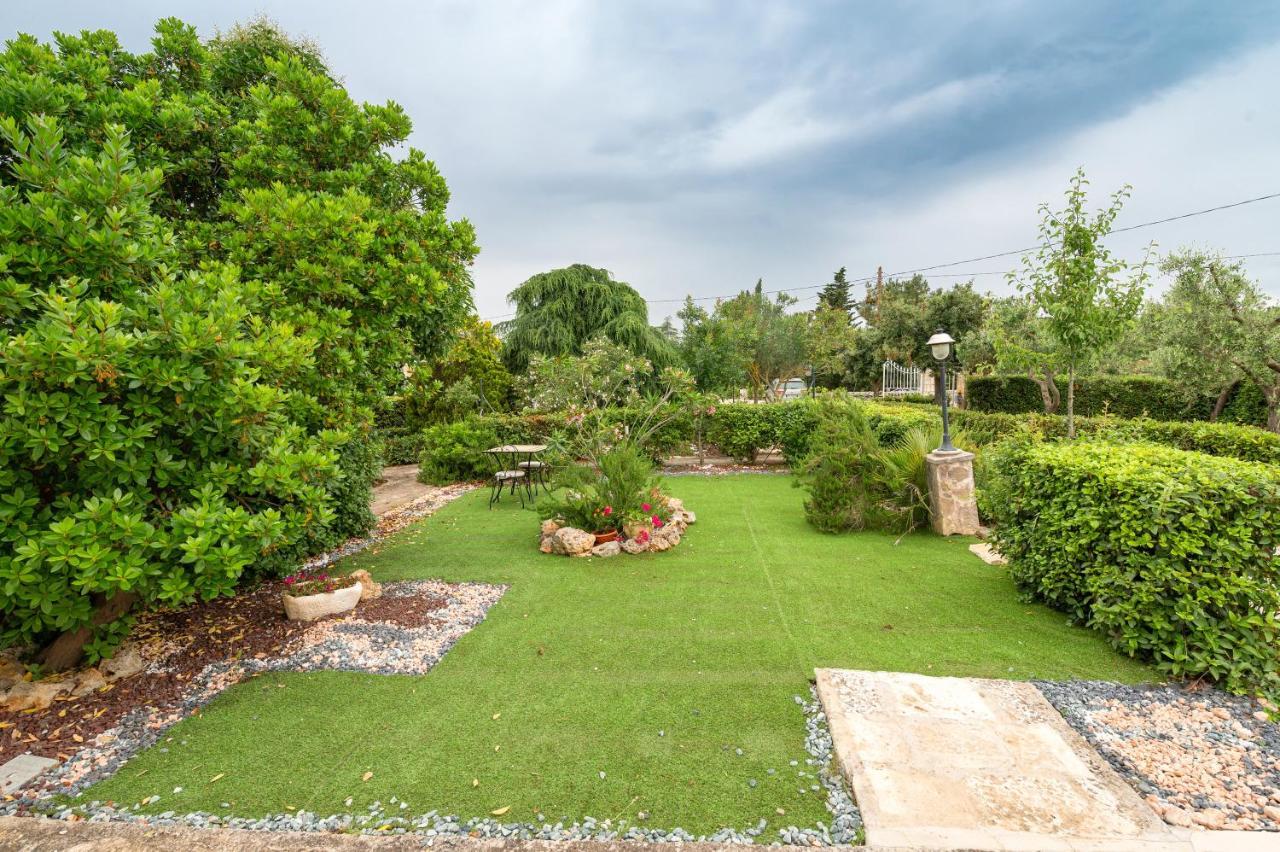 Trullo Il Focolare In Masseria Cisternino Exteriör bild